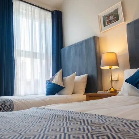 エクルズ タウ​​ンハウス 4*