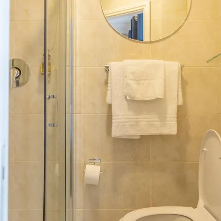 エクルズ タウ​​ンハウス 4*